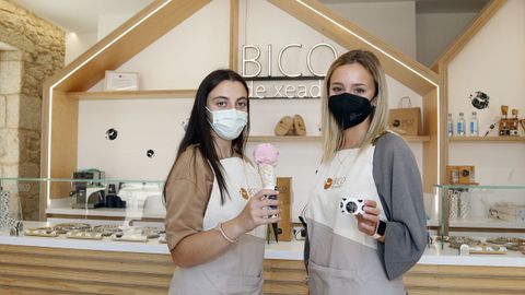 Alba y Laura están satisfechas por haber encontrado trabajo en la heladería