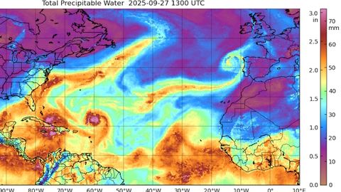 En el modelo agua precipitable del pasado sábado se aprecia cómo la borrasca lleva de la mano un río atmosférico que acaba inyectado la humedad en el Mediterráneo