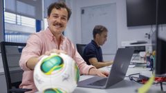 El director de f�tbol del Racing en las oficinas de A Malata