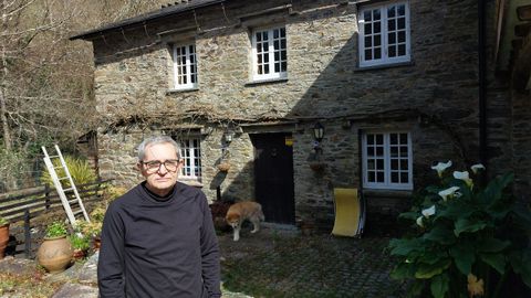 Francisco Garc�a, copropietario del inmueble, frente a la entrada del antiguo molino