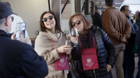 Ambiente en la carpa central de la Feira do Vi�o de Amandi este domingo por la ma�ana