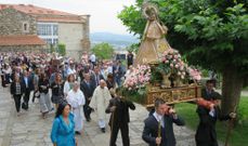 La imagen de la Virgen de Montserrat realiz� su tradicional recorrido por los alrededores de la iglesia de San VIcente. 