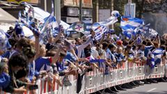 Seguidores del Deportivo recibiendo a los jugadores antes del �ltimo partido de Liga