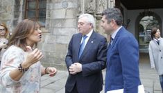 El convenio lo firmaron la conselleira Mato, el rector Via�o y el director xeral de Xuventude. 