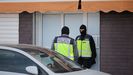 Dos agentes de la Polic�a Nacional durante la operaci�n realizada en Melilla
