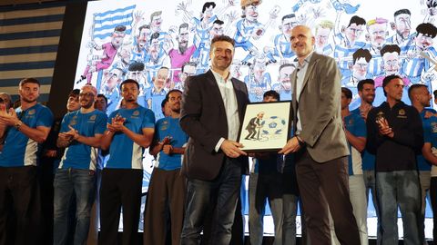 El jefe de la secci�n de Deportes en La Voz de Galicia, Paulo Alonso, entrega una de las ilustraciones al Director Deportivo del D�por, Fernando Soriano
