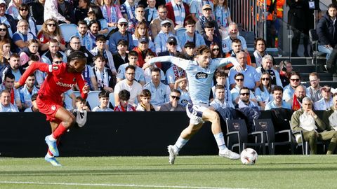 Javi rueda conduciendo el bal�n ante la presi�n de Makengo