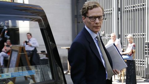 Alexander Nix, CEO de Cambridge Analytica, compareció ante el Parlamento en Londres por el escándalo de Facebook