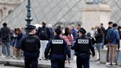 La polica francesa paseando por las inmediaciones del Louvre en una imagen de archivo.