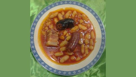 Un plato de fabada, la especialidad del restaurante L' Ayalga