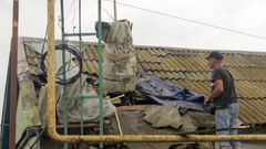 Labores de retirada de uno de los proyectiles que alcanz� un edificio en Odesa, en el sur de Ucrania