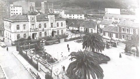 Casa consistorial de Ribeira, en una imagen de 1973, con el reloj de Canseco en la torre de la derecha.