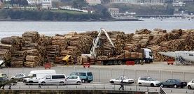 En la fotograf�a, movimiento de madera en el muelle interior de la ciudad, enmarcada dentro de la mercanc�a general.