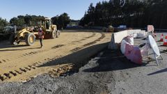 Operarios trabajando en domingo para restablecer la normalidad en la N-642