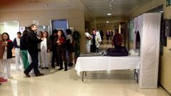 Los trabajadores montaron un TAC ficticio para criticar que el anuncio de uno nuevo lleve cuatro a�os de retraso