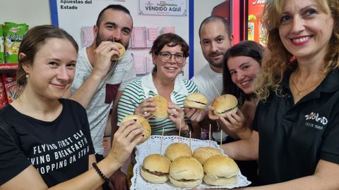Algunos de los vecinos que acudieron a la «burger party» de A Doblada