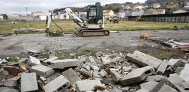Un pala excavadora accedi� ayer a los terrenos del campo de f�tbol para proceder a la demolici�n del muro y de las casetas. 