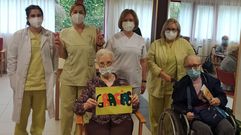 Trabajadores y usuarios de la residencia DomusVi Noia despidieron con aplausos al personal sanitario que le puso la segunda dosis de la vacuna del covid