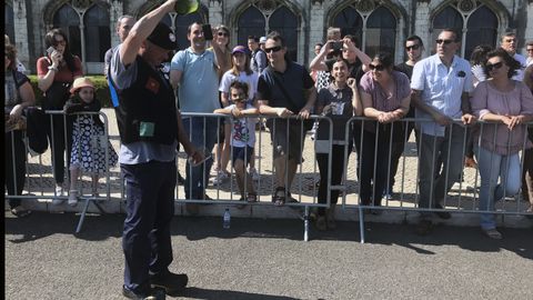 El escanciado de la sidra acapar� a numerosos curiosos durante el desfile en Bel�m de los sidros de Valdesoto
