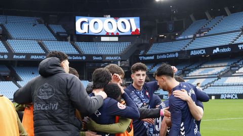 Los jugadores del Celta Fortuna, celebrando uno de los goles del domingo en Bala�dos.
