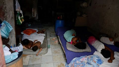 Una familia duerme en el suelo durante un apag&oacute;n, el pasado 4 de agosto en La Habana, Cuba.