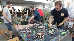 Los jugadores organizan sus piezas en una partida de Infinity.