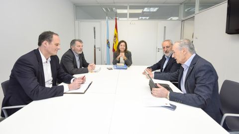 La conselleira de Mar, Marta Villaverde, con los presidentes de las Autoridades Portuarias de Vigo, Mar�n y Vilagarc�a