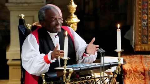 El apasionado serm�n del reverendo Michael Curry, que contrast� con el habitual tono formal de las ceremonias reales brit�nicas, electriz� el ambiente y asombr� a los parientes del pr�ncipe Enrique, incluido a su hermano, el pr�ncipe Guillermo. El primer afroamericano que dirige la Iglesia anglicana estadounidense exalt� el poder del amor, citando a Martin Luther King, el defensor de las libertades civiles, e hizo referencia a la esclavitud, delante de los 600 invitados reunidos en la iglesia de San Jorge, incluida la madre de Meghan, Doria Ragland, descendiente de esclavos.