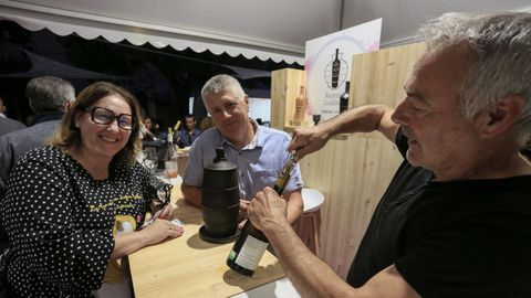 Jos Conde, en primer trmino, y Manuel Verao, en el puesto de la Rectoral de Gundivs