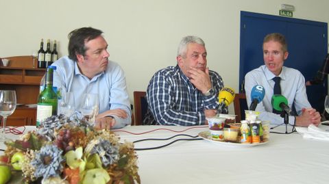 El director general de Corporaci�n Alimentaria Pe�asanta (Capsa), Jos� Armando Tellado; el presidente de Capsa, Bertino Velasco, y por el director general de Central Lechera Asturiana, Francisco Sanmart�n.El director general de Corporaci�n Alimentaria Pe�asanta (Capsa), Jos� Armando Tellado; el presidente de Capsa, Bertino Velasco, y por el director general de Central Lechera Asturiana, Francisco Sanmart�n