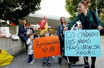 Los padres reclamaron la readmisi�n de las dos trabajadores despedidas al entrar Clece.