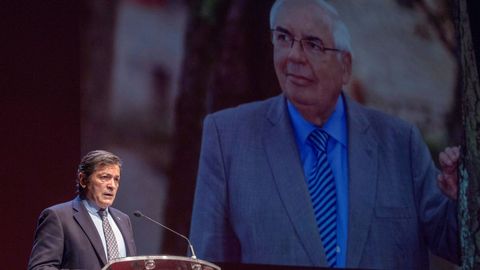  El presidente del Principado de Asturias, Javier Fern�ndez, interviene durante el acto de despedida del que fuera presidente del Principado Vicente �lvarez Areces