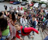 Avalancha de niños de primaria a su regreso al CEIP Aneja de Prácticas el pasado curso.
