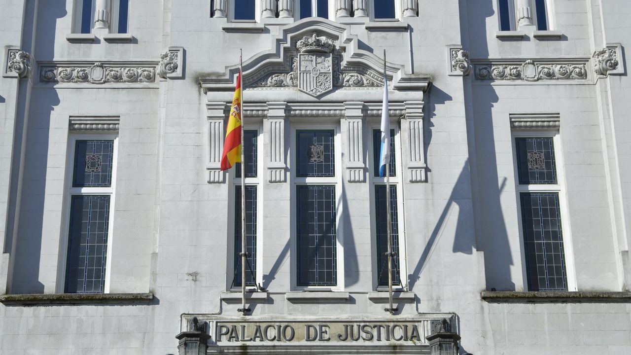 Despiden a un trabajador de baja al verle cargar con puertas en una casa