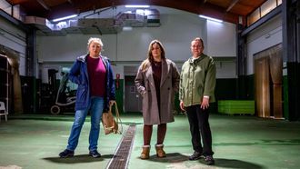 Campelo, una lonja vac�a. De izquierda a derecha, Raquel G�mez, Mireya Mart�nez y Natalia Gonz�lez, mariscadoras del sector de a pie en la lonja de Campelo, una rula que, en condiciones normales, deber�a de tener almeja y berberecho a la venta, y que, sin embargo, est� vac�a como consecuencia del tren de borrascas que ha impedido el trabajo en los bancos de la r�a de Pontevedra desde hace semanas. El sector afronta con profunda preocupaci�n su futuro, cuyas protagonistas ven que tienen ante s� retos de una magnitud que no recuerdan desde que empezaron a trabajar en los bancos de esta r�a. sergio sueiro