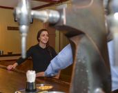 Carmen Gonz�lez en La Lira, donde encontr� la bolsa. 