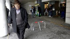 Los familiares de la joven fallecida, a la entrada del hospital