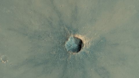 Peque�o cr�ter por un impacto muy reciente