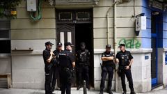 La polic�a custodia la entrada de la vivienda donde ocurrieron los hechos, en Santander.