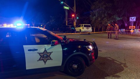 Agentes de policía en el bar Cook's Corner, en Trabuco Canyon, donde ocurrió el tiroteo