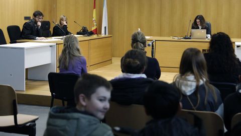 Alumnos del colegio Mestre Vide participando en un juicio simulado, dentro del programa Educar en Xustiza, en Ourense.