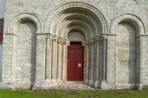 Puerta principal de la iglesia de Diomondi, uno de los ms importantes monumentos romnicos de la Ribeira Sacra