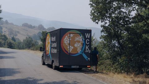 Una de las furgonetas de la organización del chef José Andrés en Chandrexa de Queixa