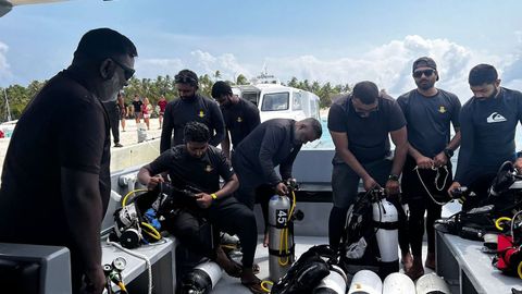 Especialistas prepar&aacute;ndose para participar en una operaci&oacute;n de b&uacute;squeda y rescate