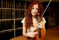 Ana Mar�a Mart�nez toca el viol�n en la Orquesta Europea de Guimaraes, en Portugal.