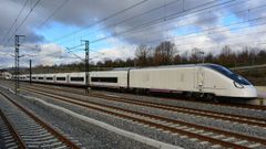 Tren de alta velocidad Avril, que est� realizando las pruebas de homologaci�n. El retraso en la entrega de los convoyes de ancho variable pone dif�cil alcanzar en una primera fase los tiempos de viaje comprometidos