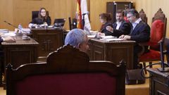 El acusado, en el banquillo de acusados de la plaza uno de la secci�n penal de Ourense.