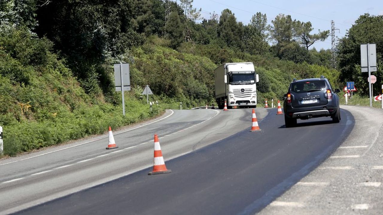 Las obras de rebacheo de la carretera N-550 prosiguen en la zona de A Sionlla