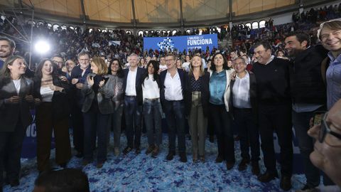 Cargos destacados del PP posan con Alfonso Rueda