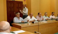 El sal�n de plenos carball�s acogi� la reuni�n entre representantes municipales y del sector.